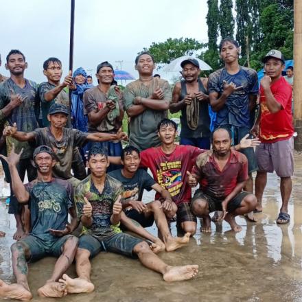 NAIK PUCANG DITENGAH GUYURAN HUJAN SEBAGAI PENUTUP LOMBA DESA